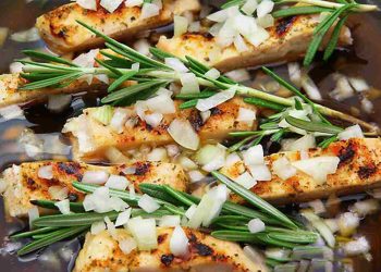 Cây hương thảo cũng có thể được sử dụng để chế biến món nướng.